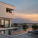 Apolina 4 En-suite Bedrooms, Sea Views *