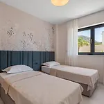Apolina 4 En-suite Bedrooms, Sea Views *