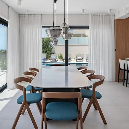 Apolina 4 En-suite Bedrooms, Sea Views *